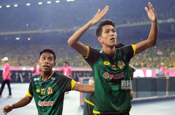 Berita Sekarang: Pemain tengah terbaik Penyokong fc fadzrul Daniel digantung tiga perlawanan oleh jurulatih mereka, Aidil Sharin kerana tidak..