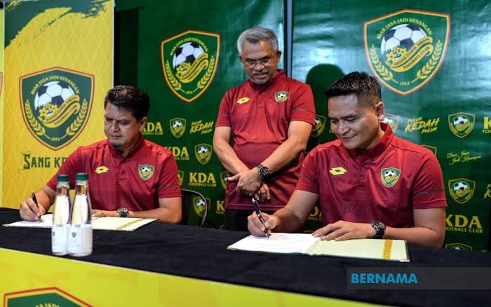 Ketua jurulatih KDA FC, Mohd Nafuzi Zain, menandatangani kontrak selama empat tahun dengan Manchester City hanya beberapa minit yang lalu disebabkan oleh … Baca Lagi