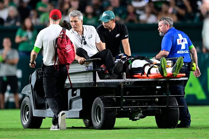 BREAKING NEWS: Fans are  Devastated over philladephia Phillies key player injury in critical end….read more detail in conment