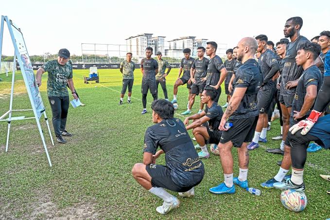 Baru sahaja: Badrul Afzan Razali, ketua jurulatih penyokong Terengganu FC, mengumpulkan pemain untuk satu pertemuan ringkas tetapi berkesan bagi membincangkan tentang