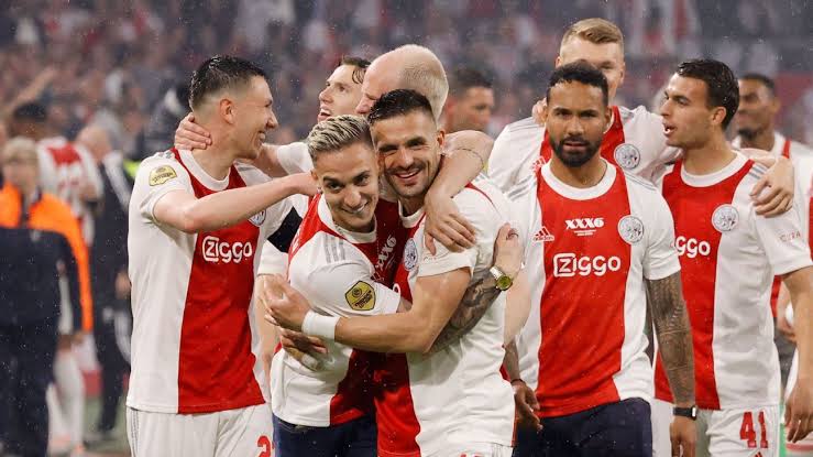 “Ik kom terug.” De voormalige steraanvaller van Ajax heeft zijn contract bij PSV beëindigd en verklaarde dat hij…