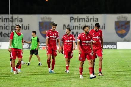 “Chiar acum: După ce s-a certat cu antrenorul principal, jucătorul vedetă al FC Dinamo București a plecat din cauza…”