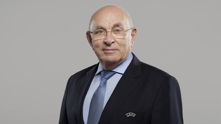 Ajax Amsterdam-president Michael van Praag kondigt ontslag aan vanwege…”