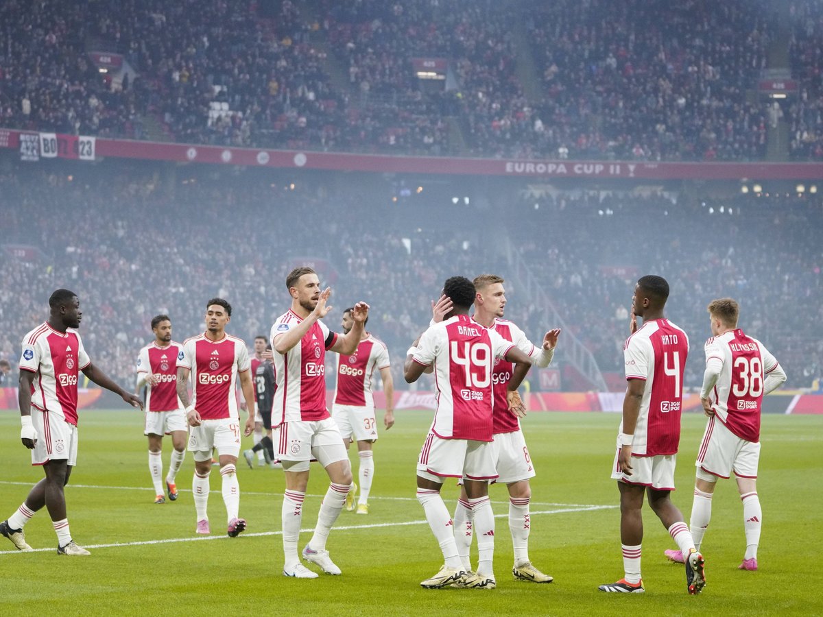 Wat een treurig nieuws: Kijk nu naar de namen van de Ajax-spelers die vandaag omkwamen bij de vliegtuigcrash.